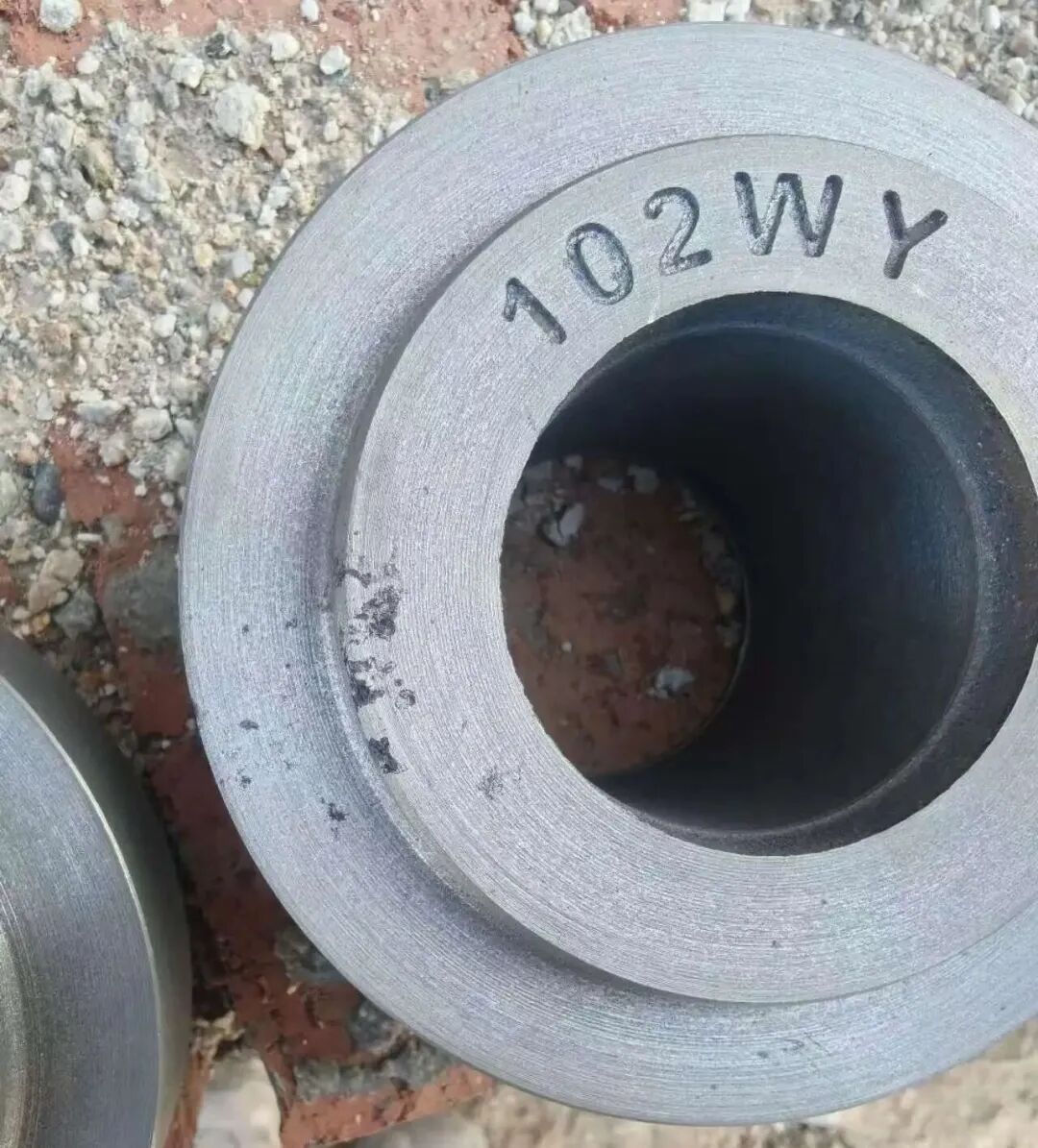 سبز ریت کا استعمال کرتے ہوئے سرمئی کاسٹ آئرن حصوں کی پیداوار میں ریت فلشنگ نقائص کی کیا خصوصیات ہیں؟ سلیگ آنکھوں کے نقائص میں کیا فرق ہے؟